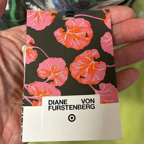 DVF Geranium Leaf 🍃 WeekenderBag 💼 Get AWAY🏃‍♀️in Style! Zip outside pocket - Picture 6 of 17